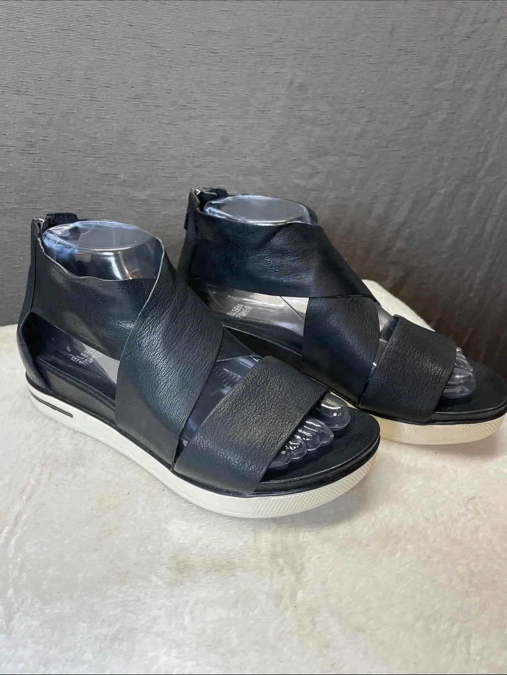 Eileen‎ Fisher Black Leather Crossover Platform Sandals with Cream white Sole